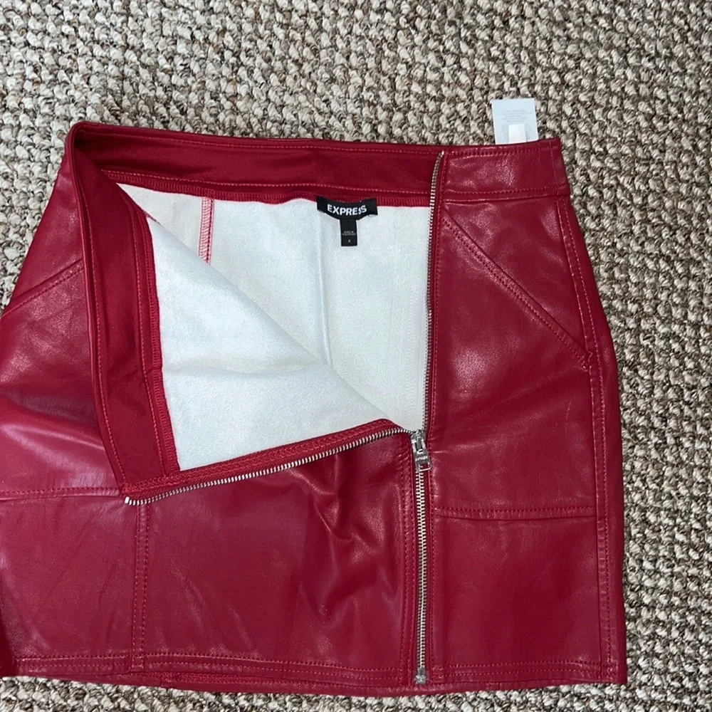 Express red leather skirt - Picture 2 of 4